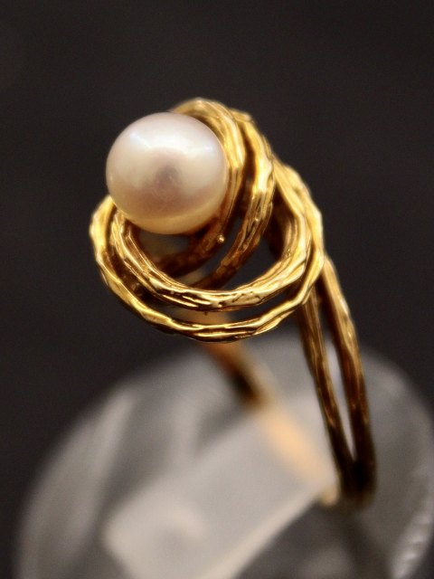 14 carat gold ring with genuine pearl