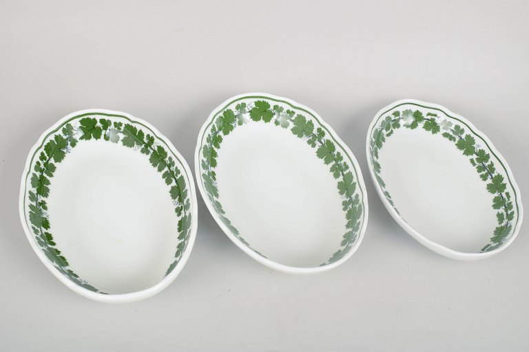Meissen, set of three serving bowls with vine leaf pattern.