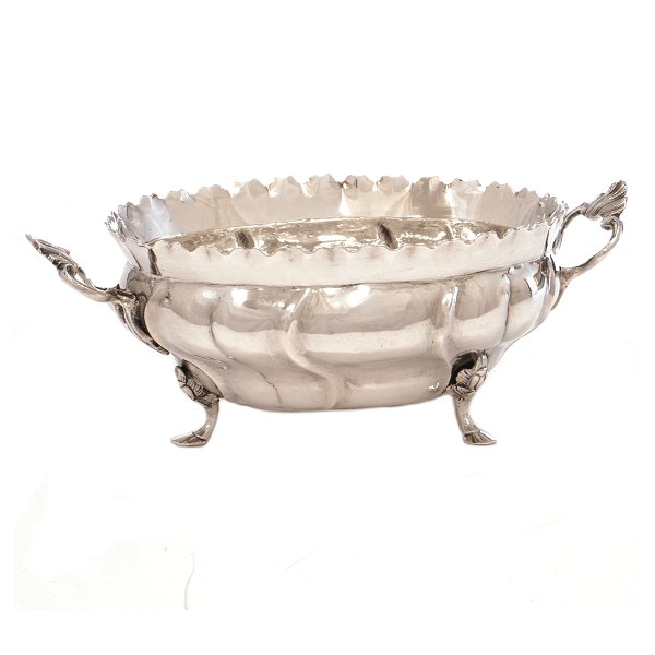 Sugar bowl by Christian Werum, Copenhagen, 1764. From the collection of Hans Tobiesen. H: 7,5cm. L: 21,5cm. W: 317gr