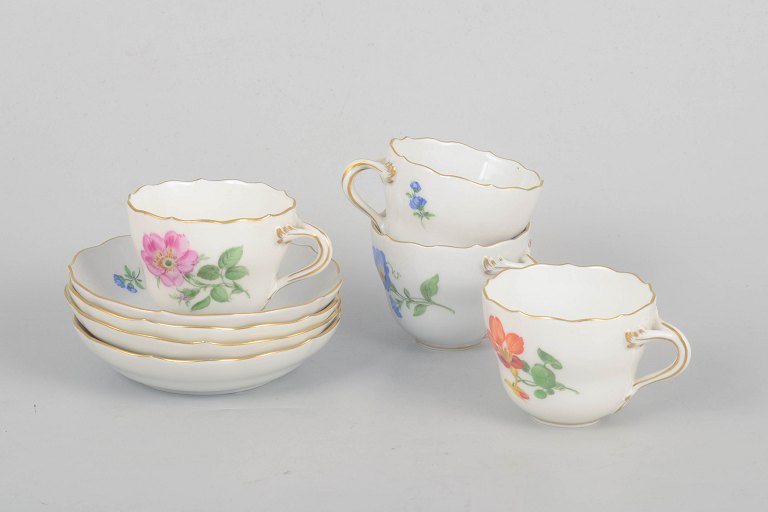 Meissen, set of four hand-painted demitasse cups with saucers.