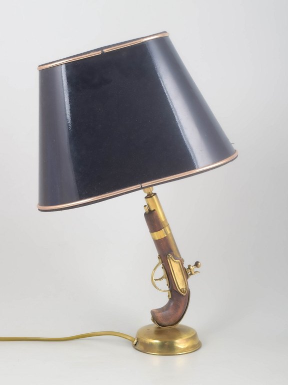 Spanish pistol table lamp in brass and wood.