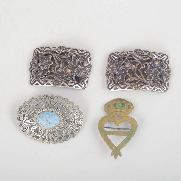 Set of two belt buckles and two brooches.